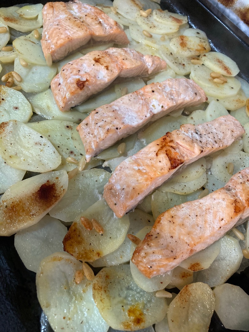 Salmón al horno con patatas y cebolla
