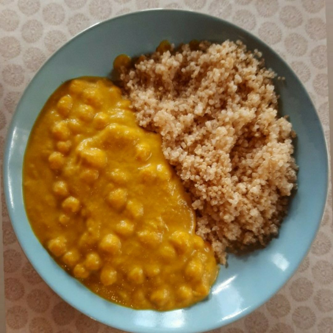 Garbanzos al curry con quinoa