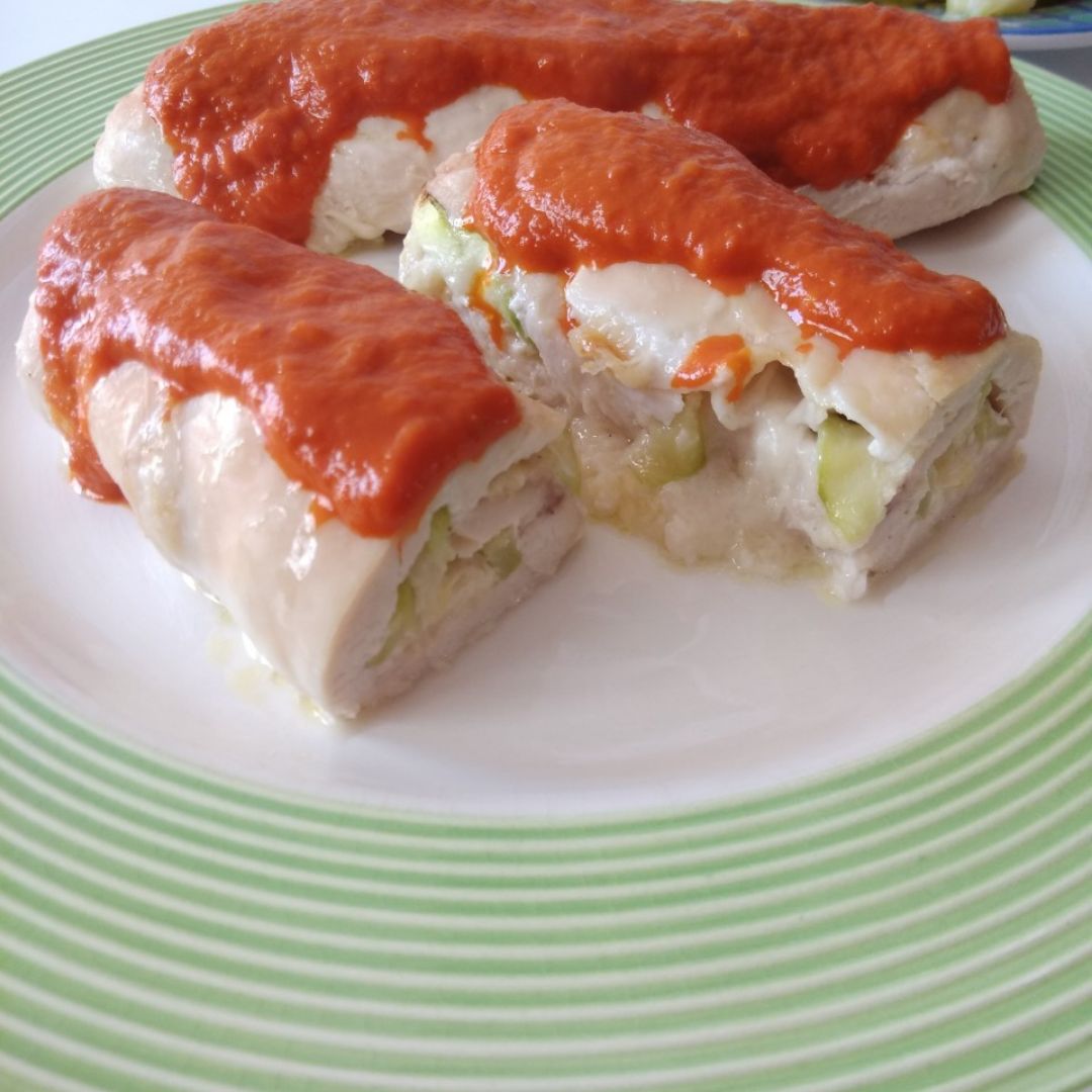 Rollitos de pollo rellenos con salsa de piquillos