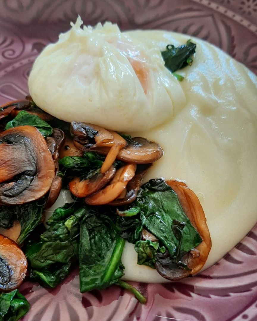 Huevo poché con champiñones, espinacas y puré de patata