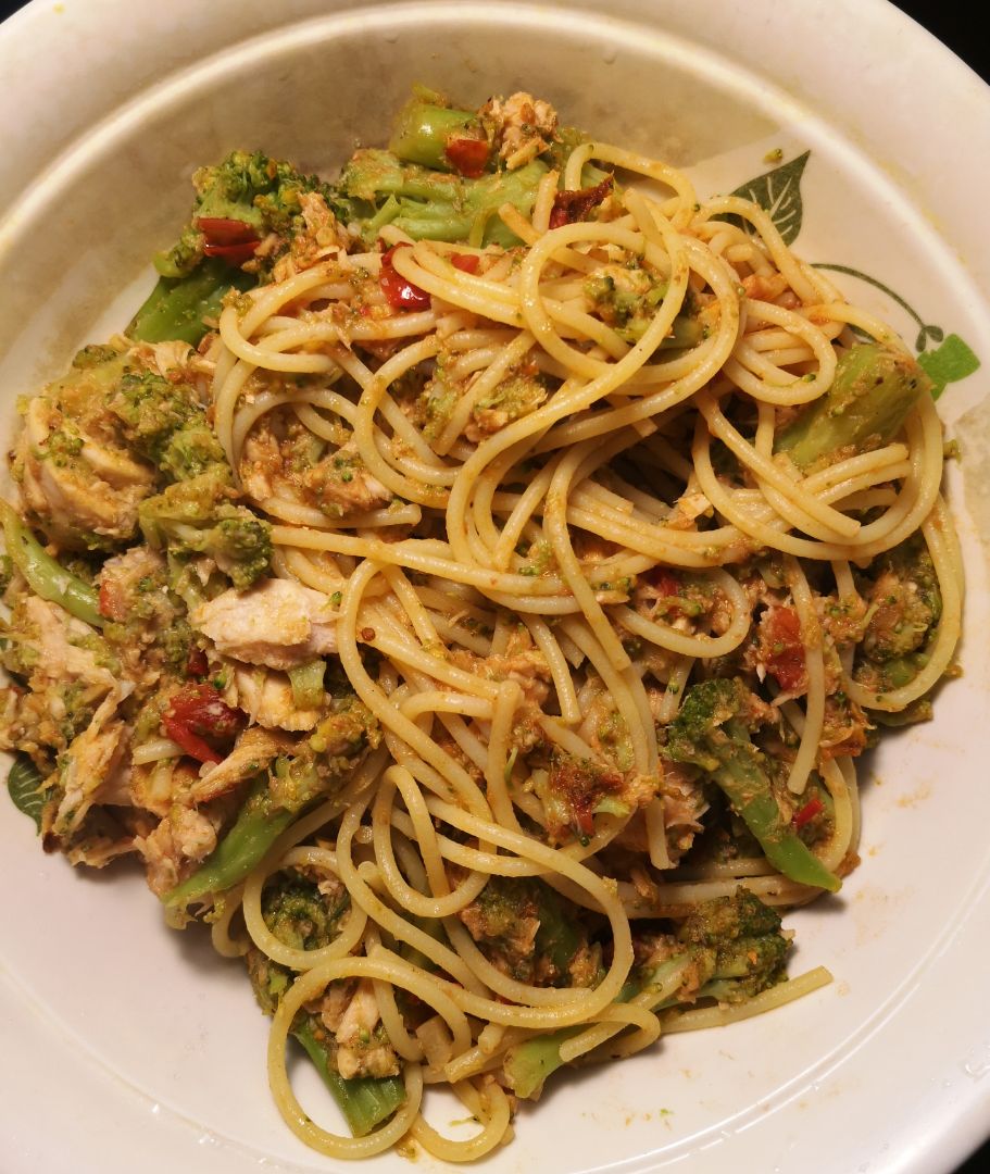 Spaghettis con atún, brócoli y cherrys Spaghettis con atún, brócoli y cherrys