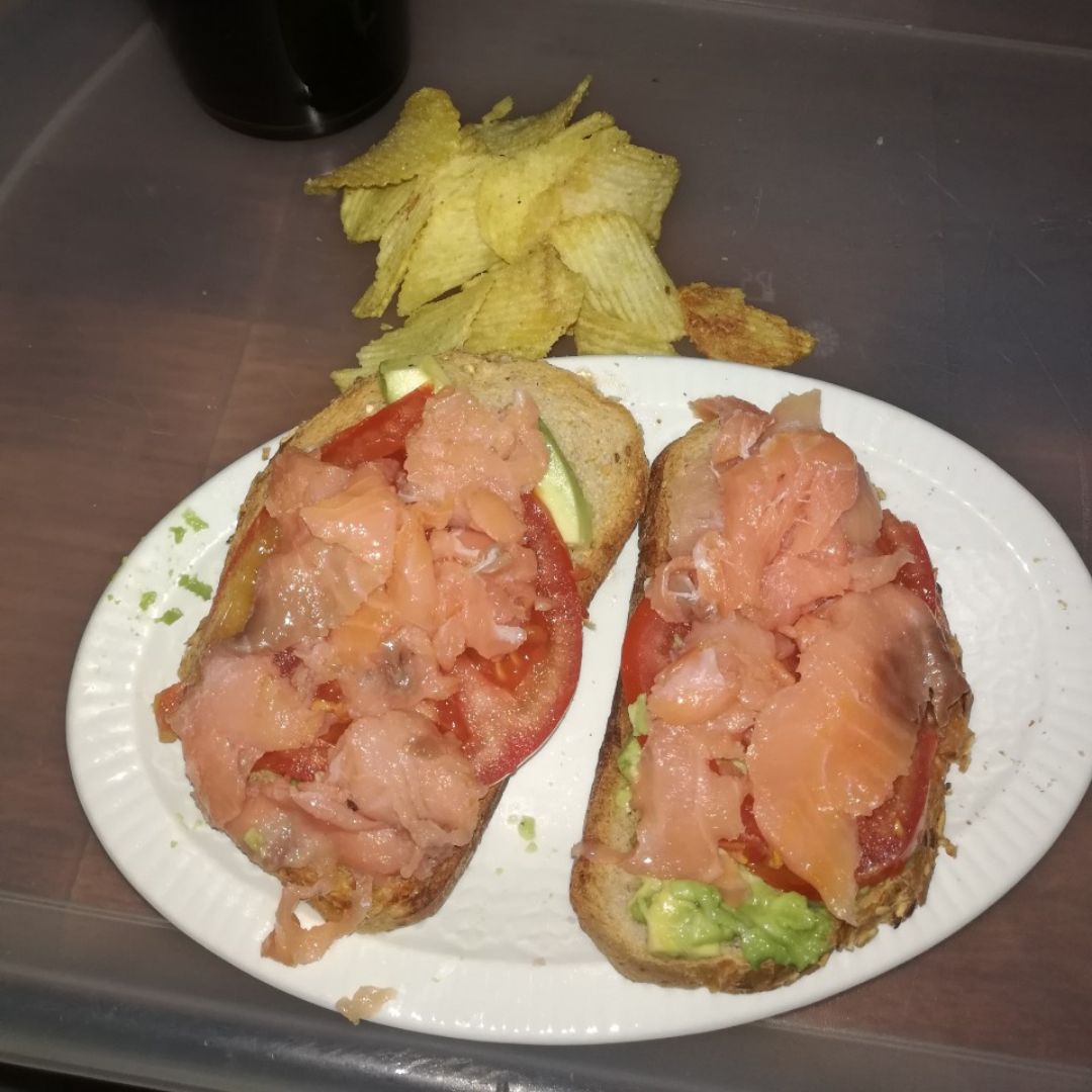 Tostada con aguacate salmon y tomate Tostada con aguacate salmon y tomate
