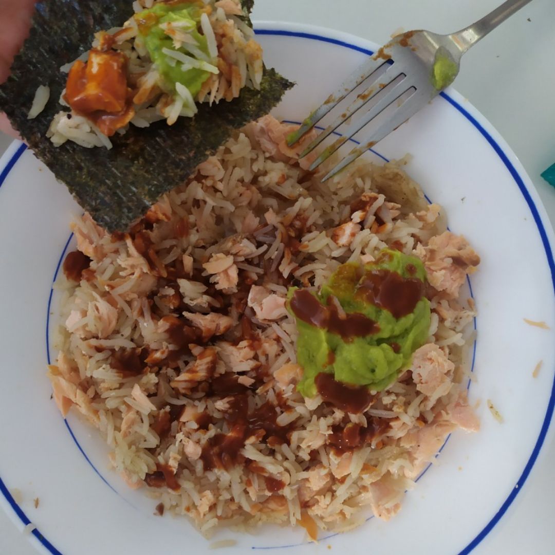 Arroz con salmón en alga Arroz con salmón en alga