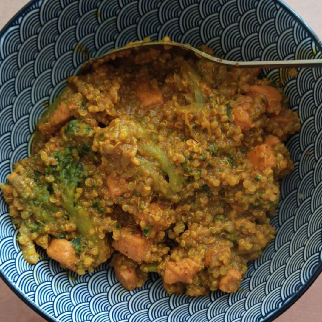 Quinoa con salmón marinado, brócoli y cúrcuma/curri Quinoa con salmón marinado, brócoli y cúrcuma/curri
