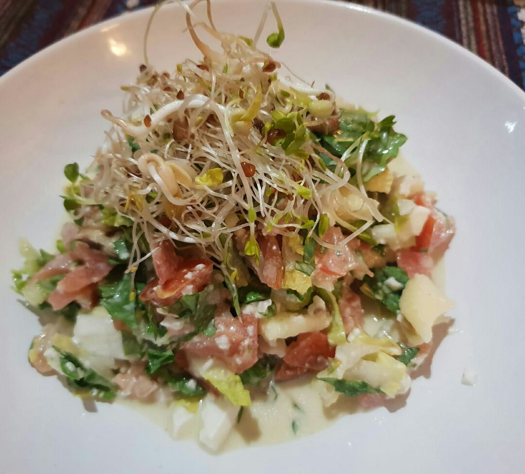 Ensalada de salmón, manzana y germinados con vinagreta de queso azul. Ensalada de salmón, manzana y germinados con vinagreta de queso azul.