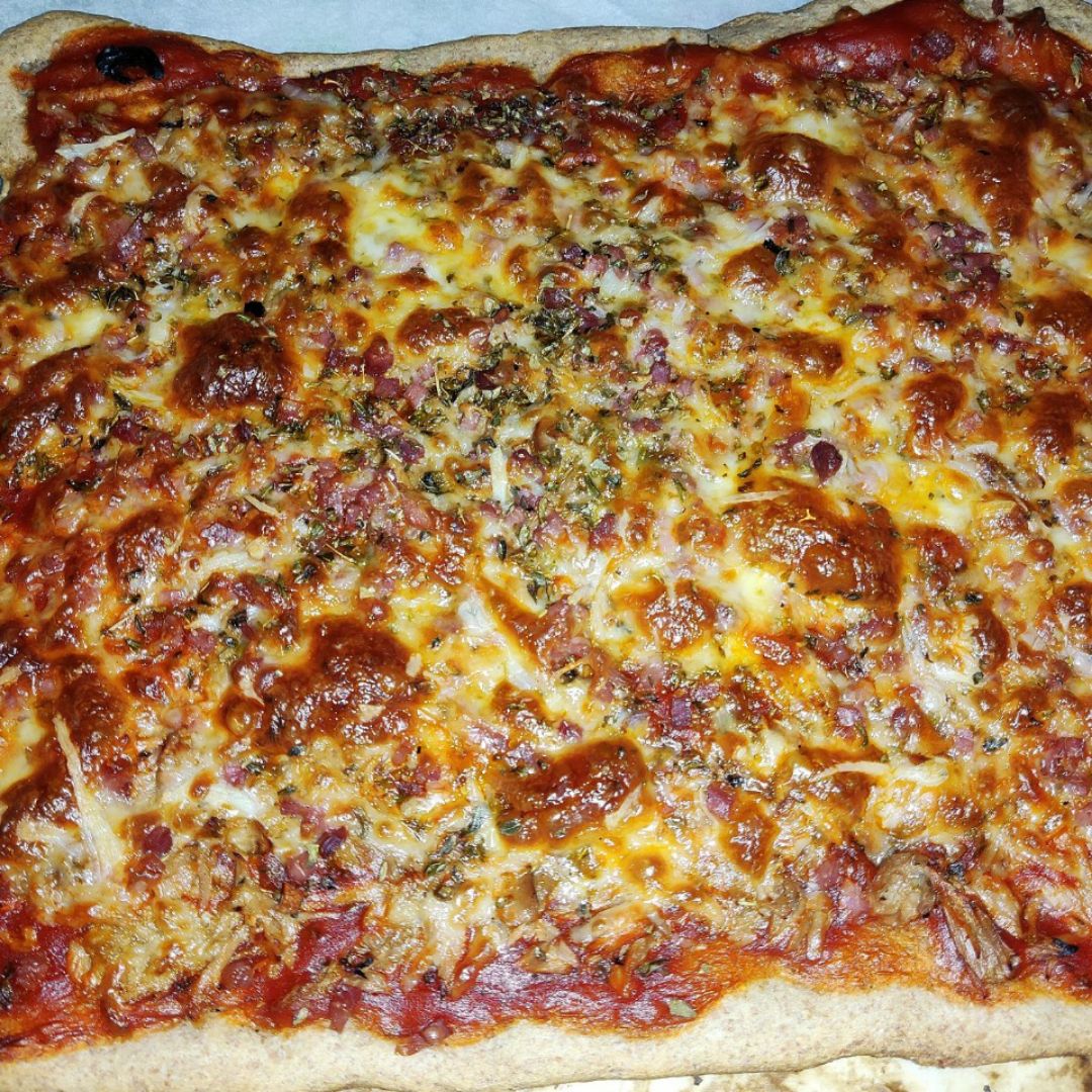 Pizza de espelta con atún y tacos de jamón. Pizza de espelta con atún y tacos de jamón.