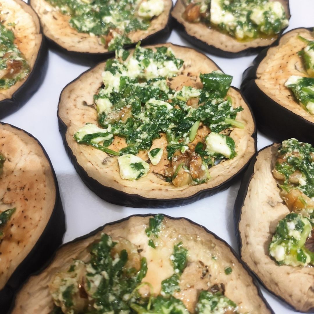Berenjena con rúcula y feta Berenjena con rúcula y feta
