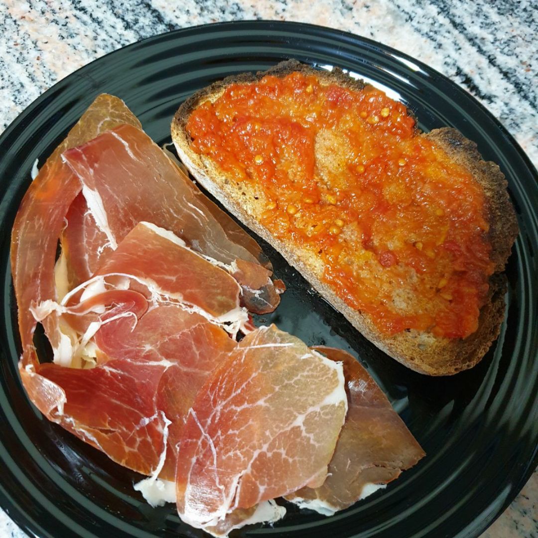 Pan con tomate y jamón Pan con tomate y jamón