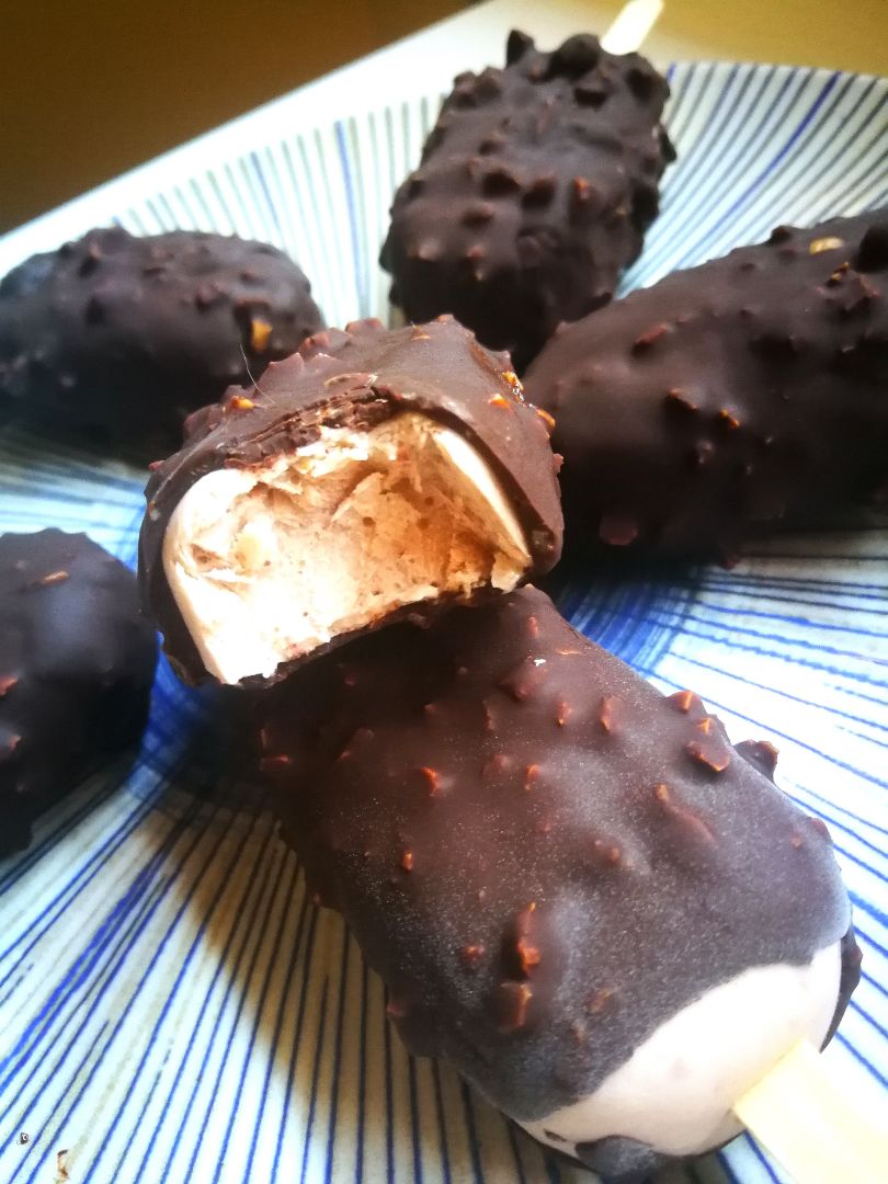 Helado cremoso con cobertura de chocolate y avellanas Helado cremoso con cobertura de chocolate y avellanas