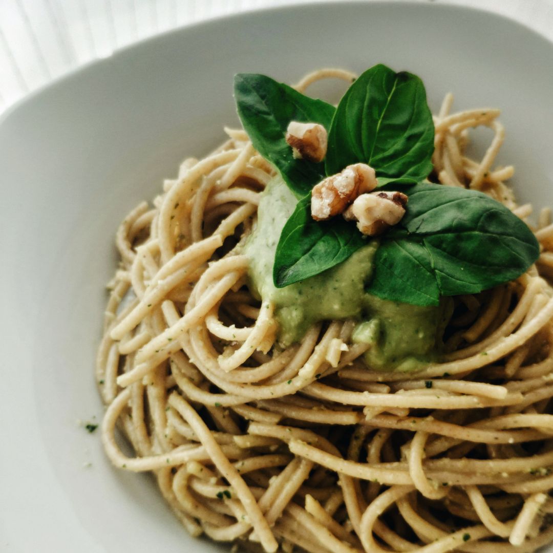 Pasta al pesto de aguacate y nueces