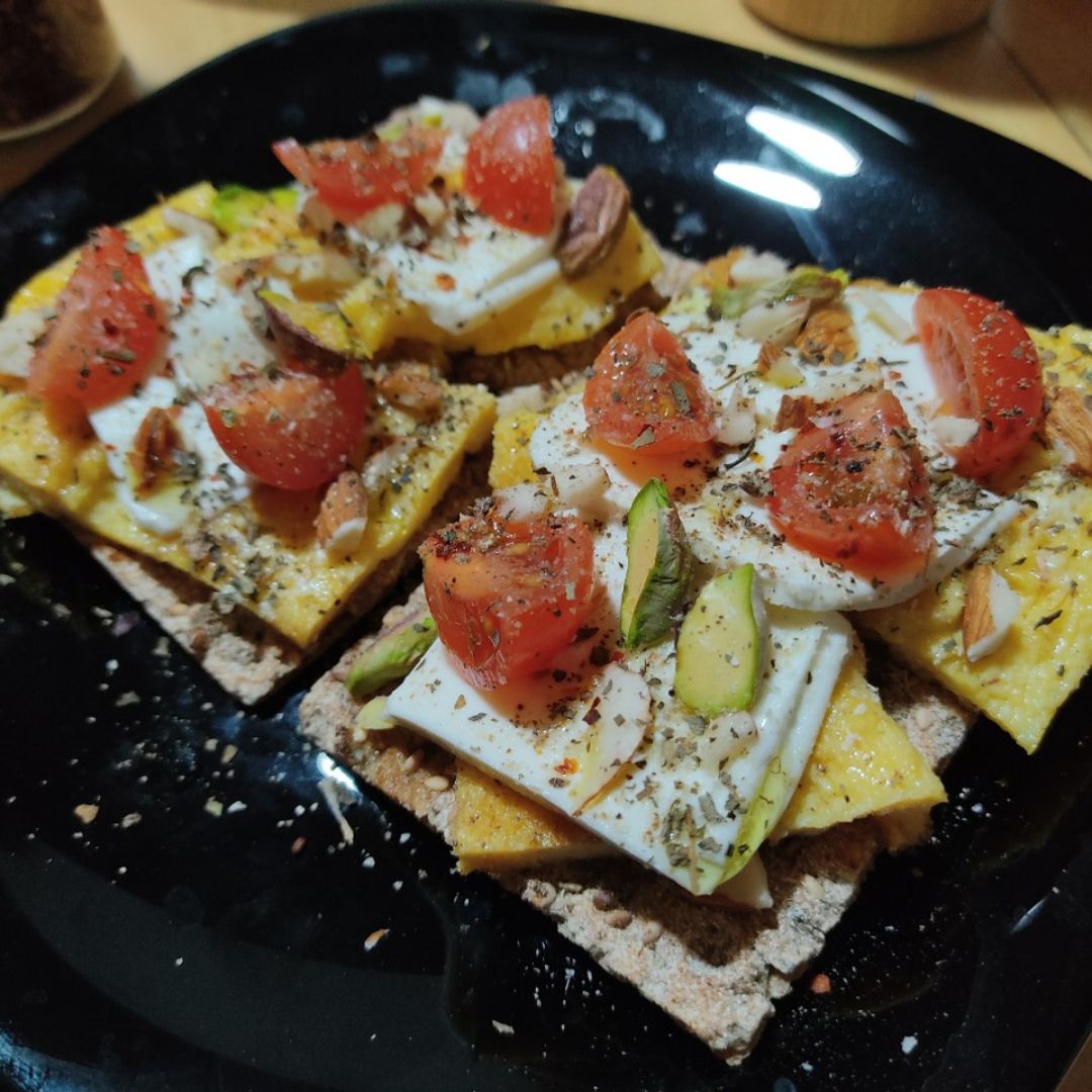 Tostadas de tortilla francesa y queso con frutos secos y cherrys Tostadas de tortilla francesa y queso con frutos secos y cherrys