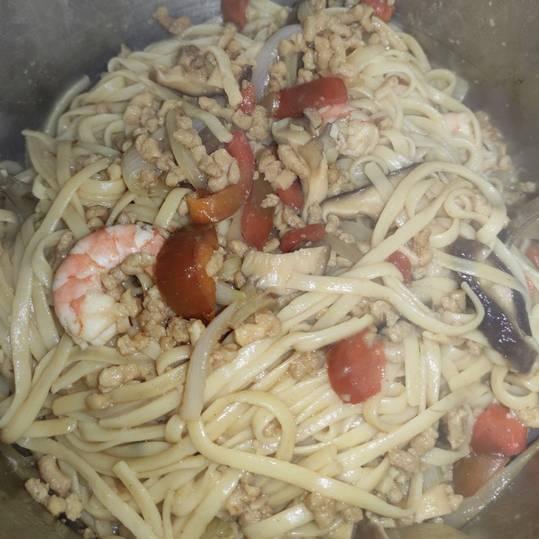 Tallarines con pimiento, langostinos, shiitake, cebolla y soja texturizada. Tallarines con pimiento, langostinos, shiitake, cebolla y soja texturizada.