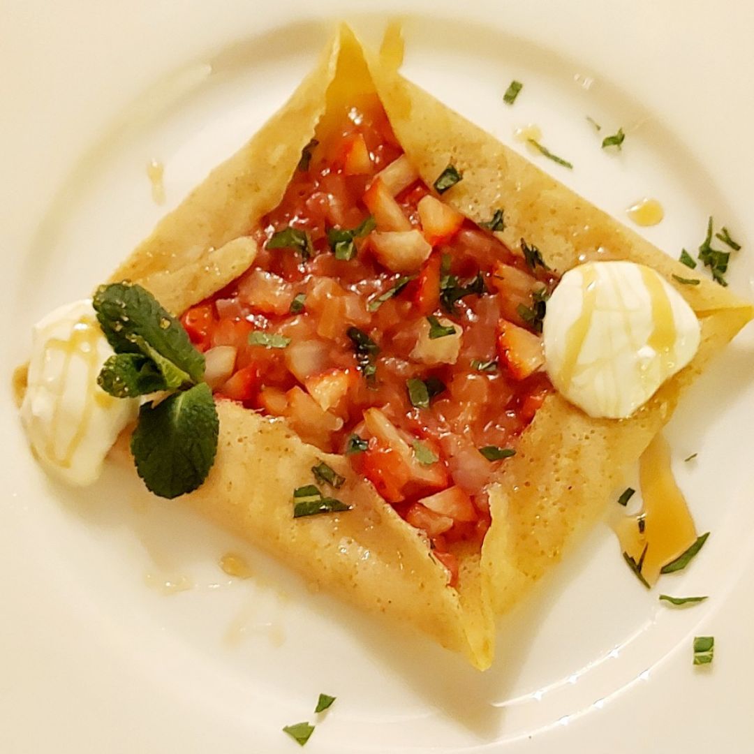 Crepe con fresas, yogur y miel Crepe con fresas, yogur y miel