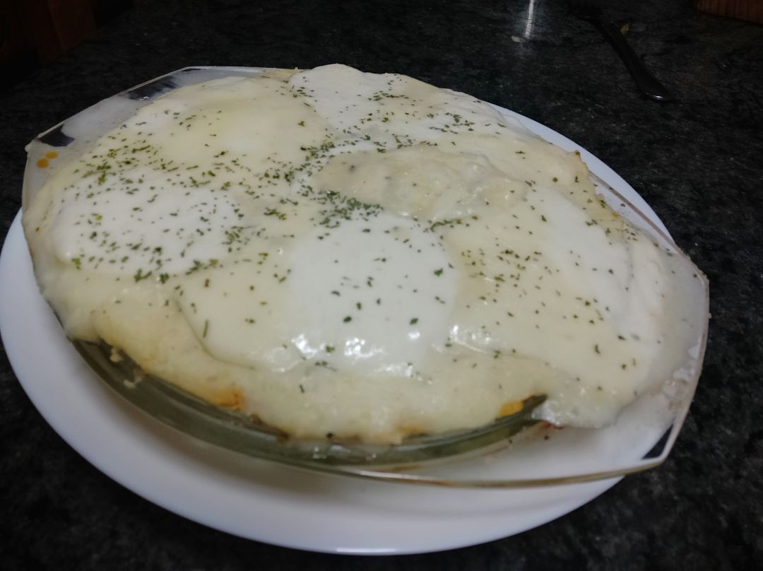 Pastel de patata, atún y mozzarella fresca.