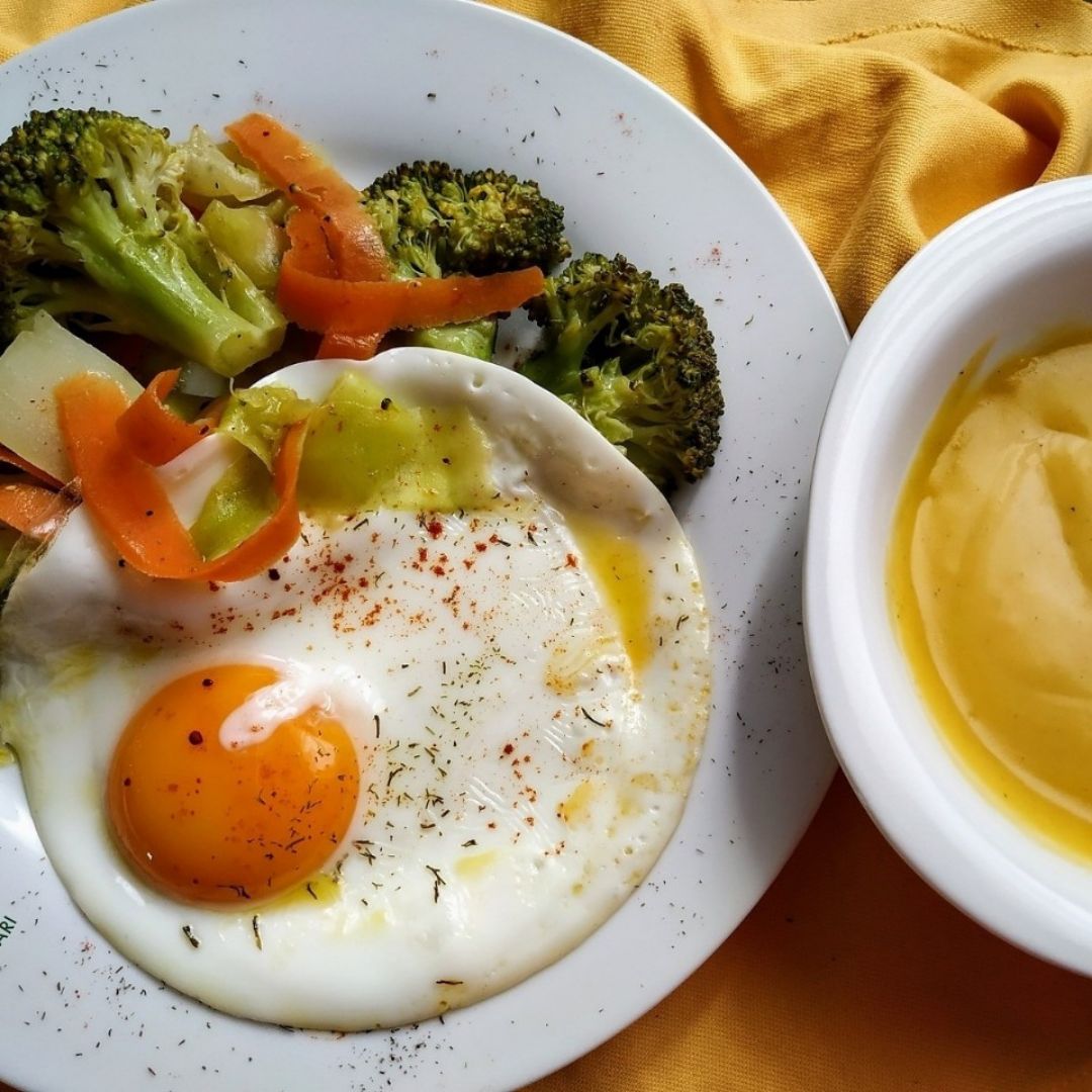 Plato combinado: verduras al vapor, crema y huevo