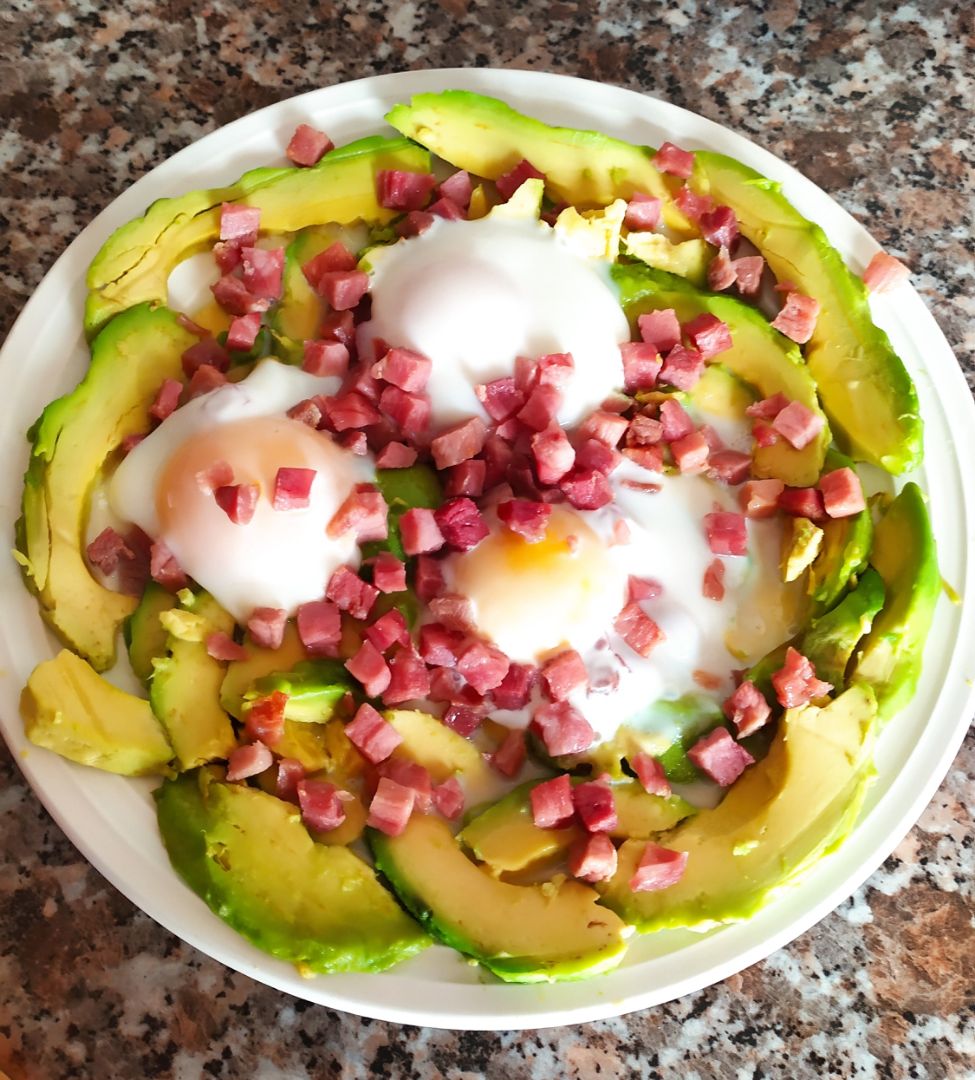 Aguacate con huevo y taquitos de jamón Aguacate con huevo y taquitos de jamón