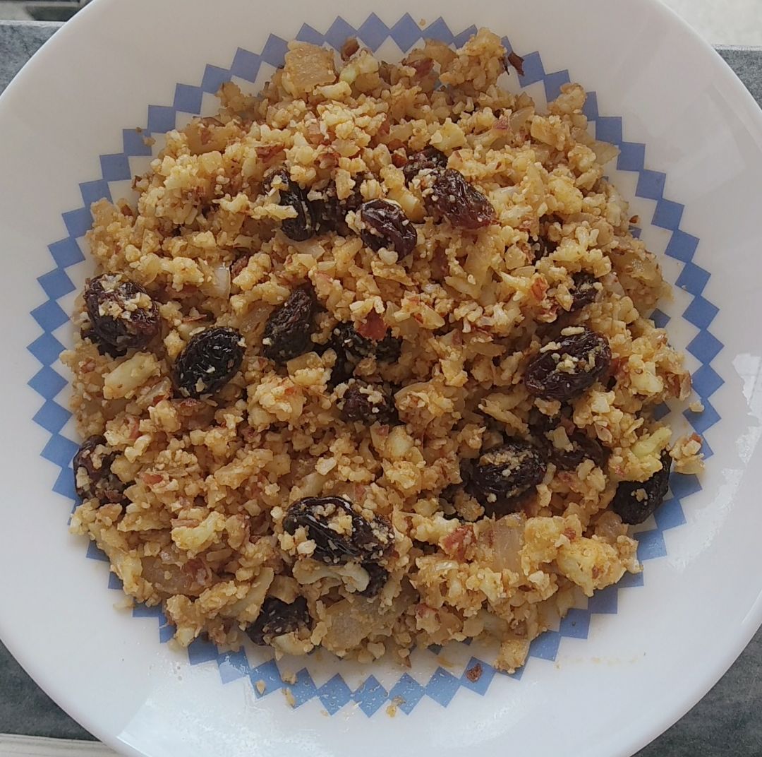 Cuscús de coliflor con almendras y pasas Cuscús de coliflor con almendras y pasas