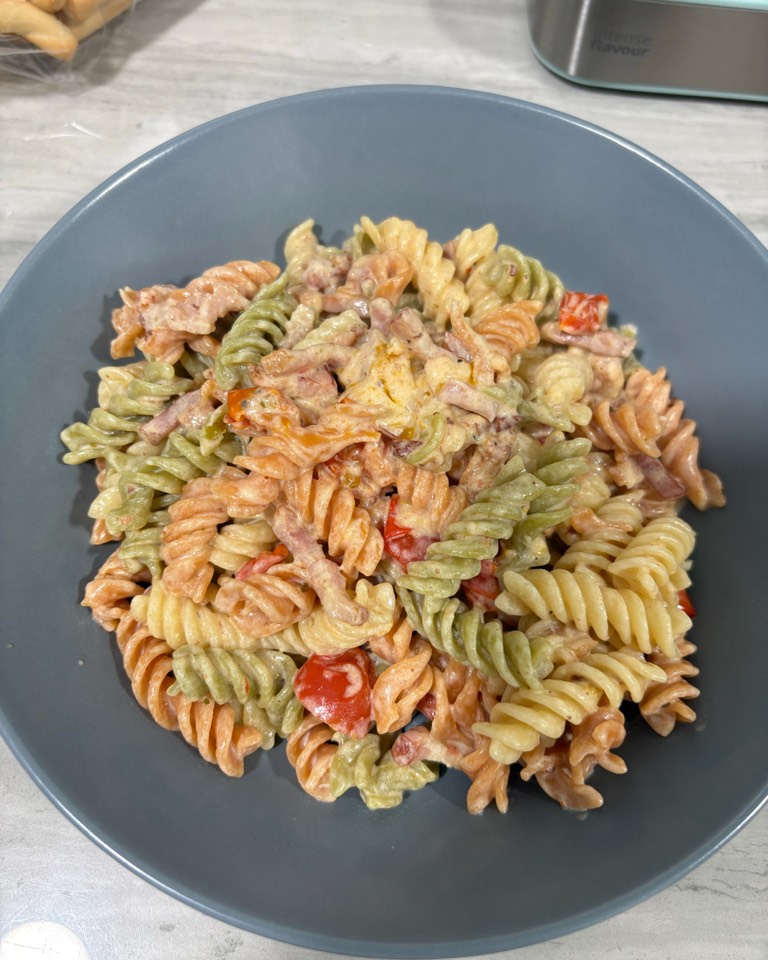 Pasta con queso, bacon y cherries Pasta con queso, bacon y cherries