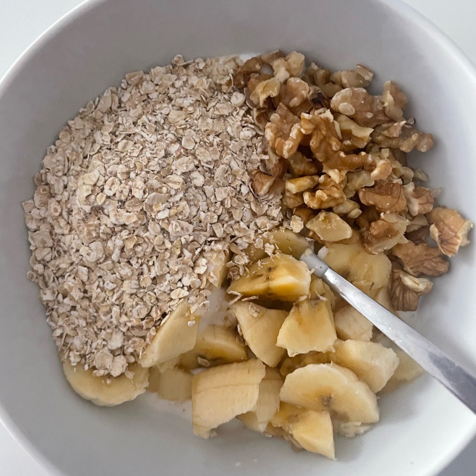 Desayuno de kéfir, plátano, nueces y copos de avena Desayuno de kéfir, plátano, nueces y copos de avena