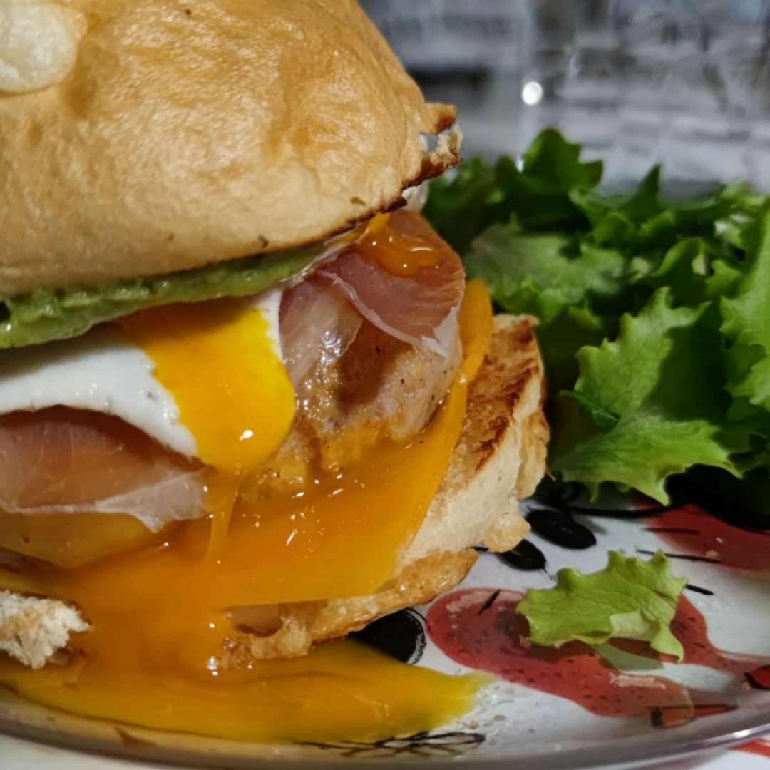 Hamburguesa de pollo con cheddar y guacamole Hamburguesa de pollo con cheddar y guacamole