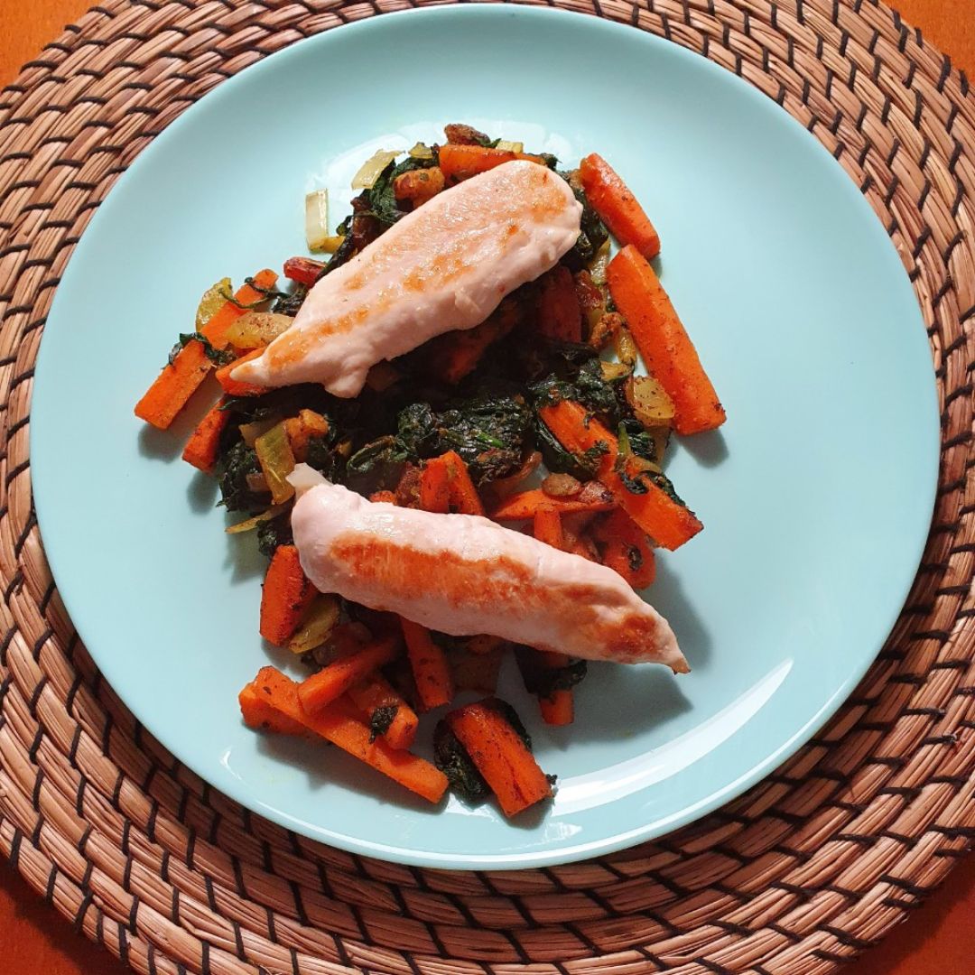 Salteado de pollo con zanahoria, espinacas y cúrcuma Salteado de pollo con zanahoria, espinacas y cúrcuma