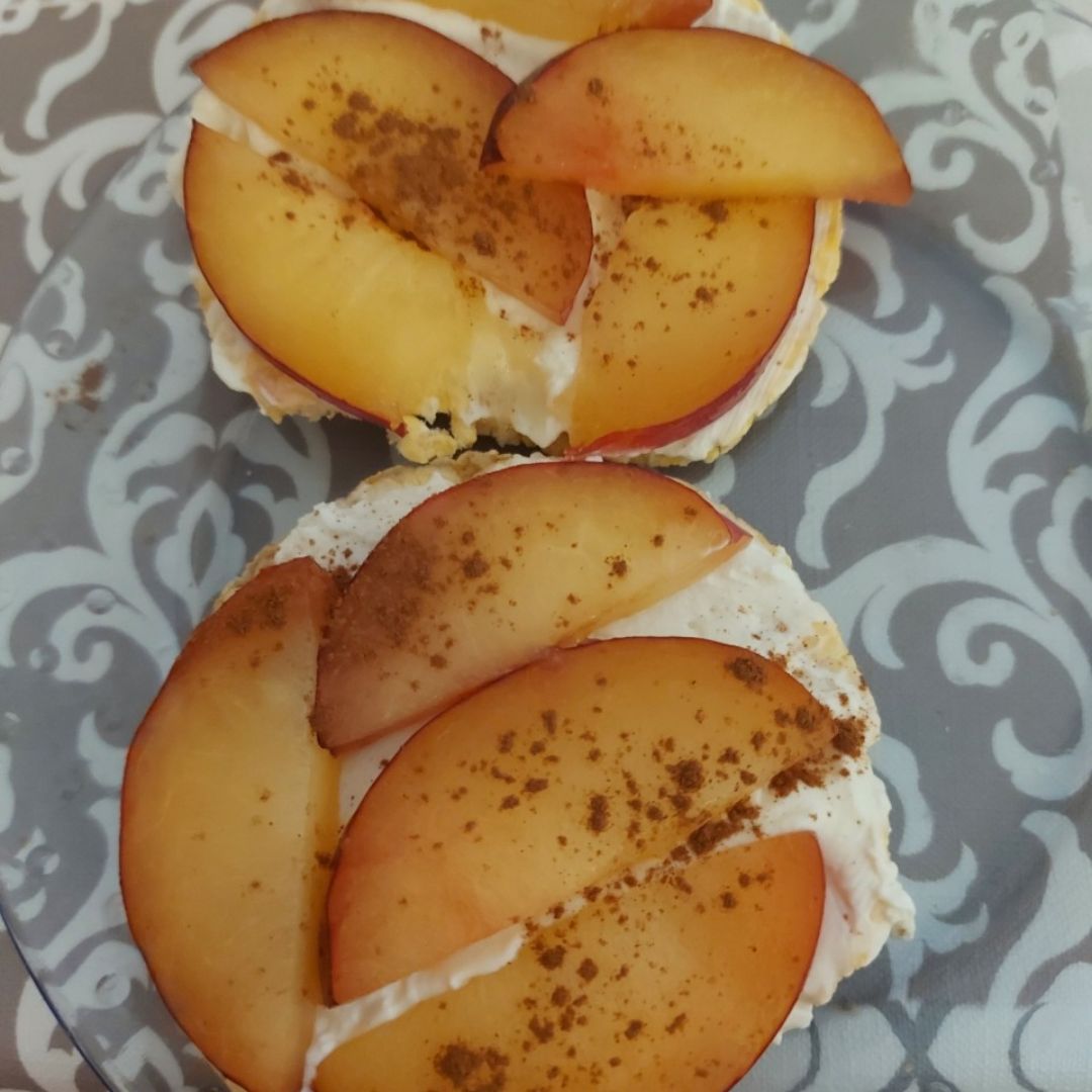 Tortitas de maíz con queso y ciruela Tortitas de maíz con queso y ciruela