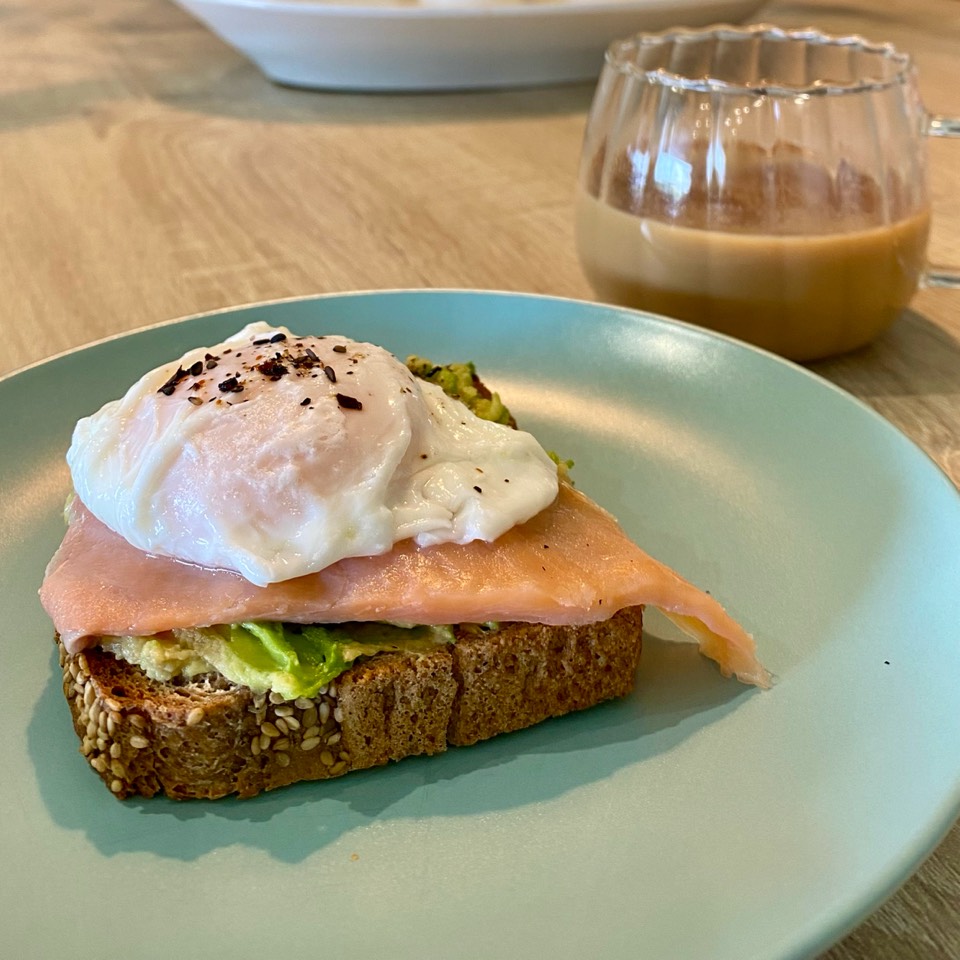 Tostada integral de salmón, aguacate y huevo 
