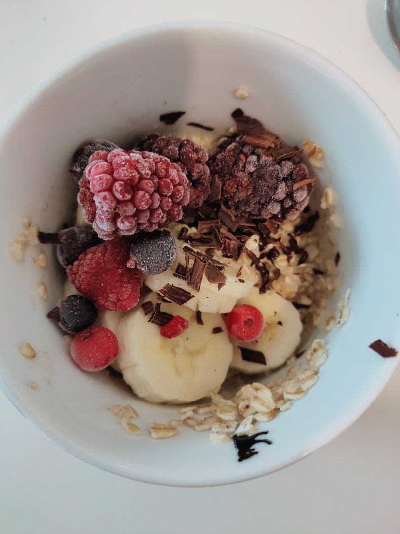 Avena con fruta y chocolate negro Avena con fruta y chocolate negro