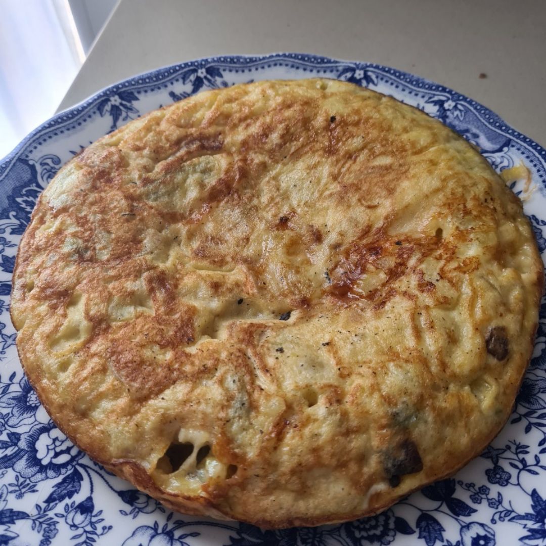 Tortilla de patata con cebolla y ajo caramelizado y queso de cabra