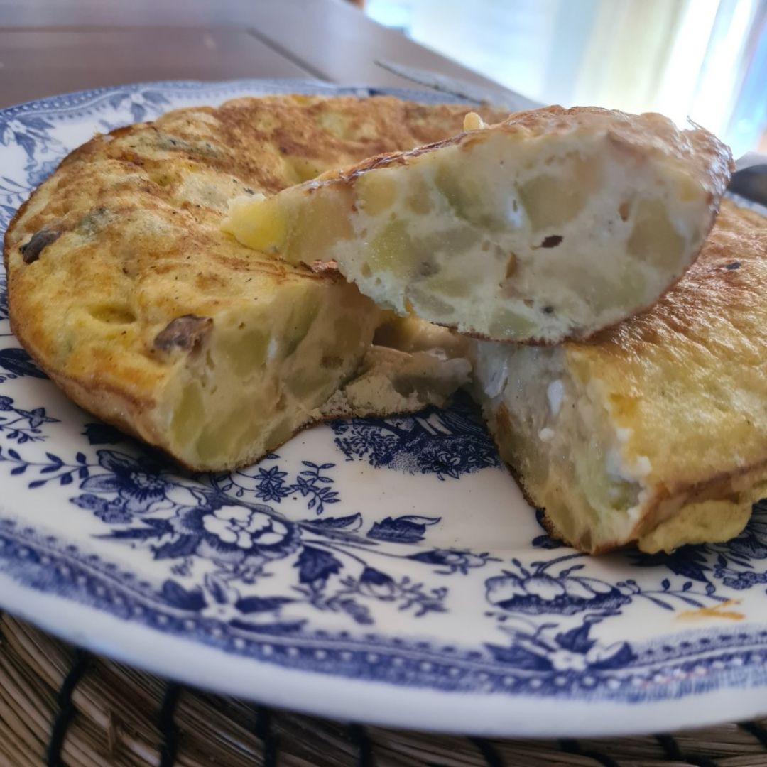 Tortilla de patata con cebolla y ajo caramelizado y queso de cabraStep 0