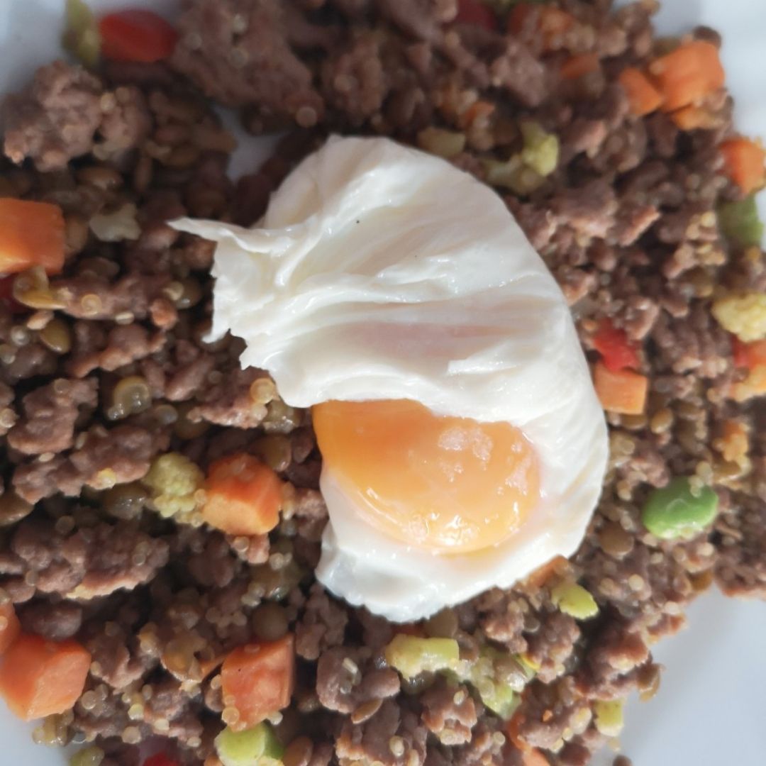 Quinoa, verduras, carne y huevo. Quinoa, verduras, carne y huevo.