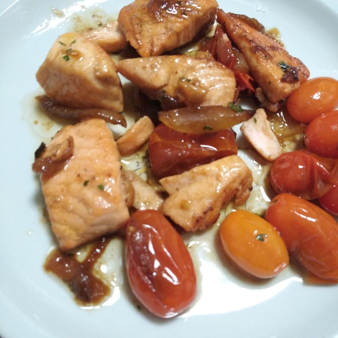 Salm贸n encebollado con tomates cherry Salm贸n encebollado con tomates cherry