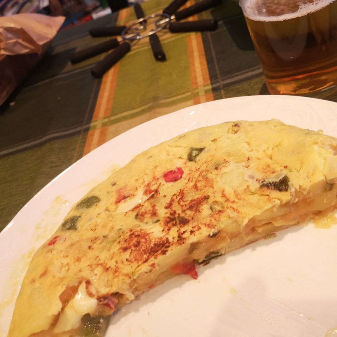 Tortilla de patatas con pimientos Tortilla de patatas con pimientos