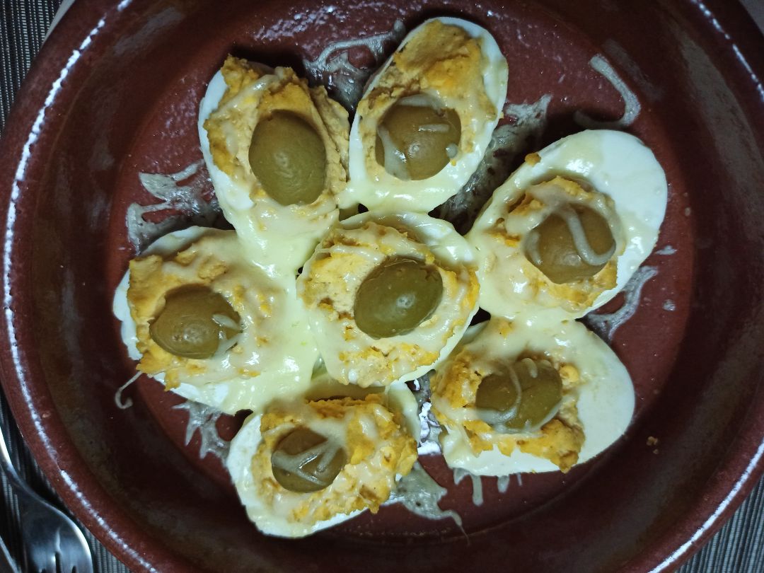Huevos rellenos de hummus