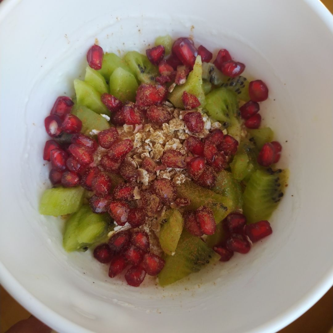 Prorrigte de yogur con kiwi y granada Prorrigte de yogur con kiwi y granada
