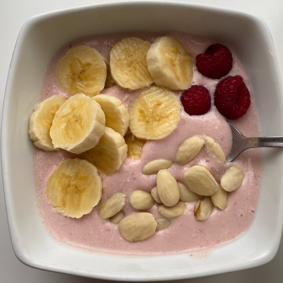 Yogur sabor “petit suisse”  con plátano,  almendras y frambuesas