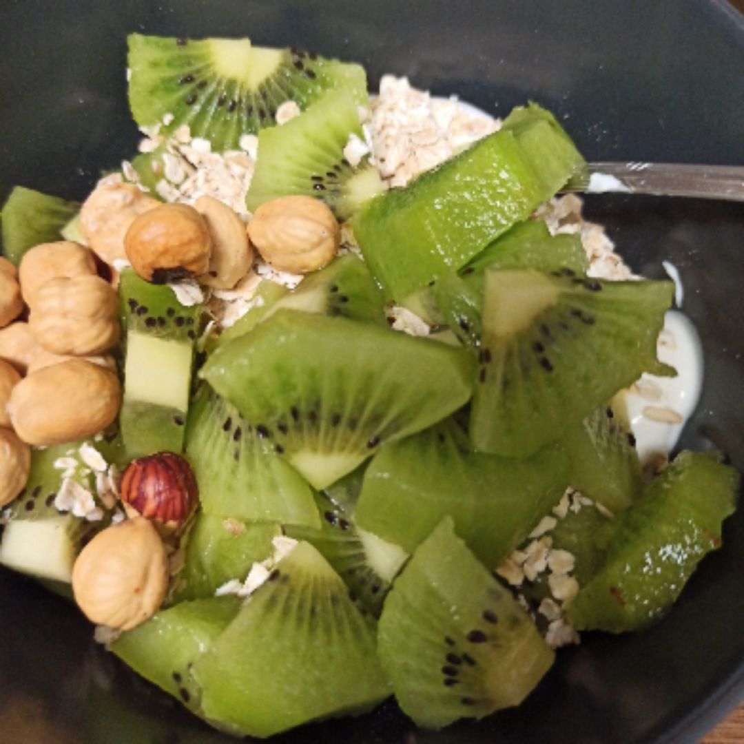 Yogur griego, kiwi, avena y avellanas Yogur griego, kiwi, avena y avellanas