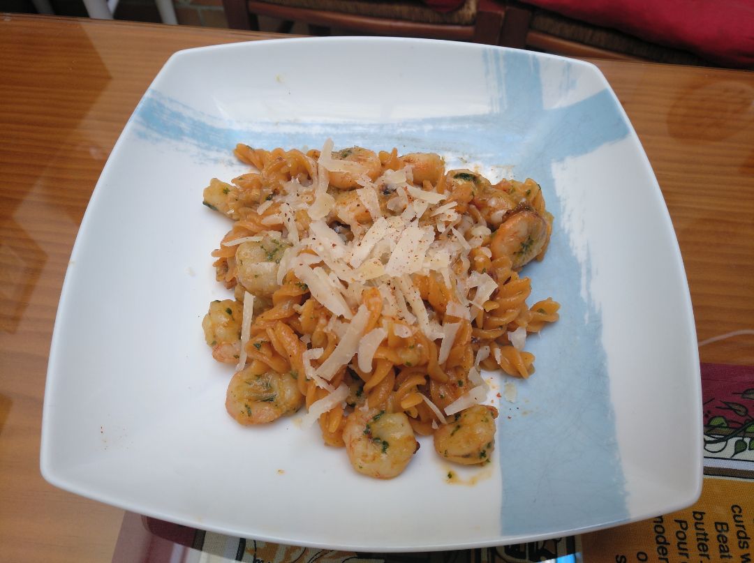 Espirales de lenteja roja con gambas y parmesano