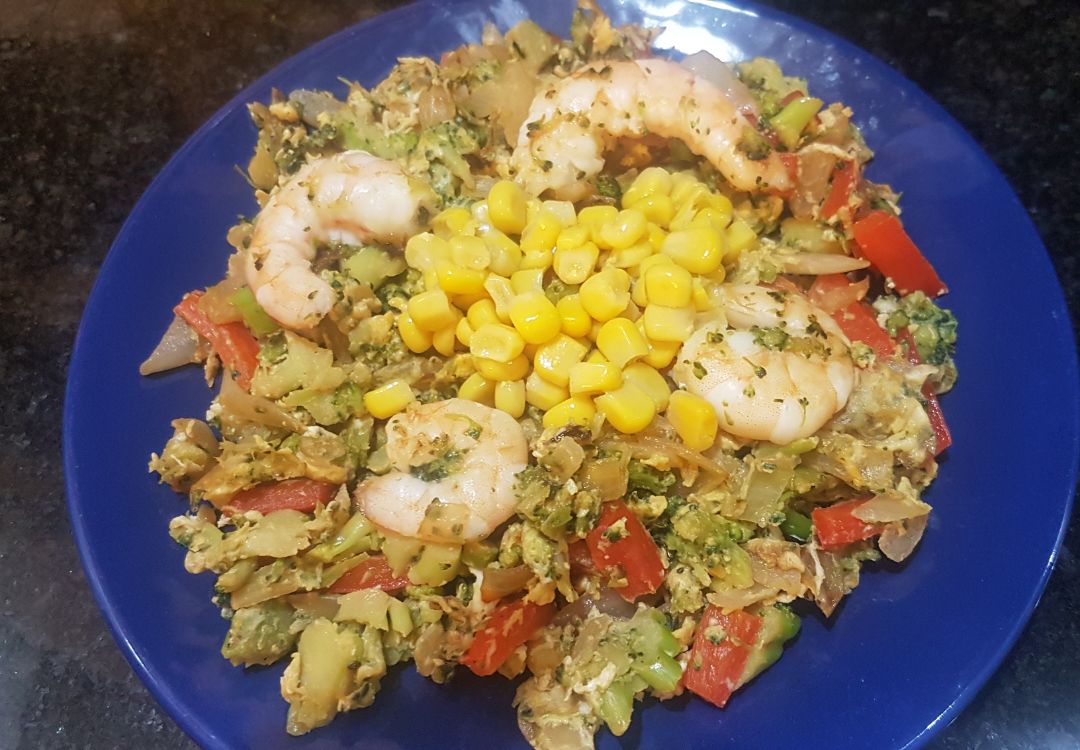 Revuelto de verduras con maíz y langostinos Revuelto de verduras con maíz y langostinos
