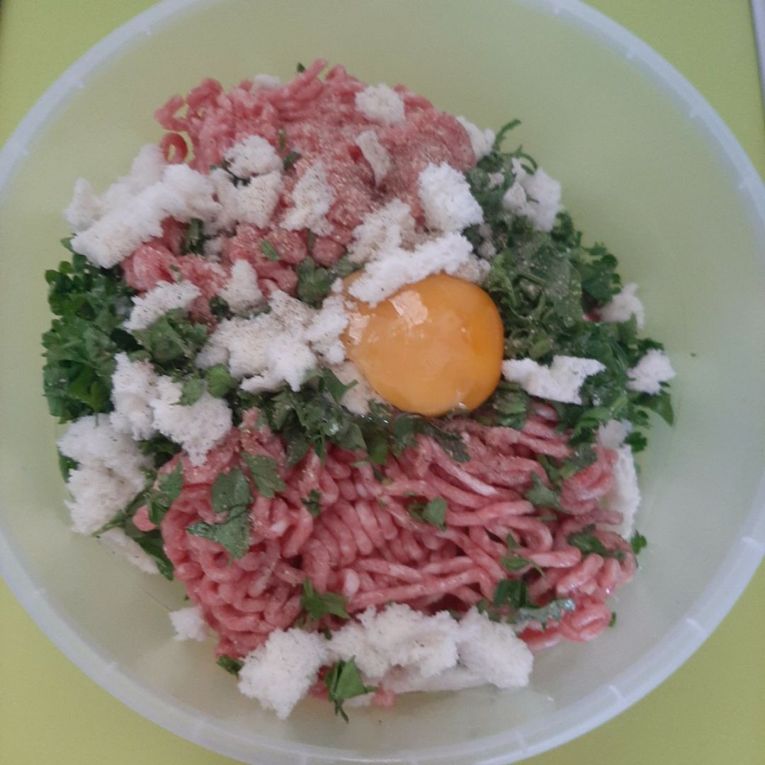 Albondigas caseras con salsa de cebolla Paso 1