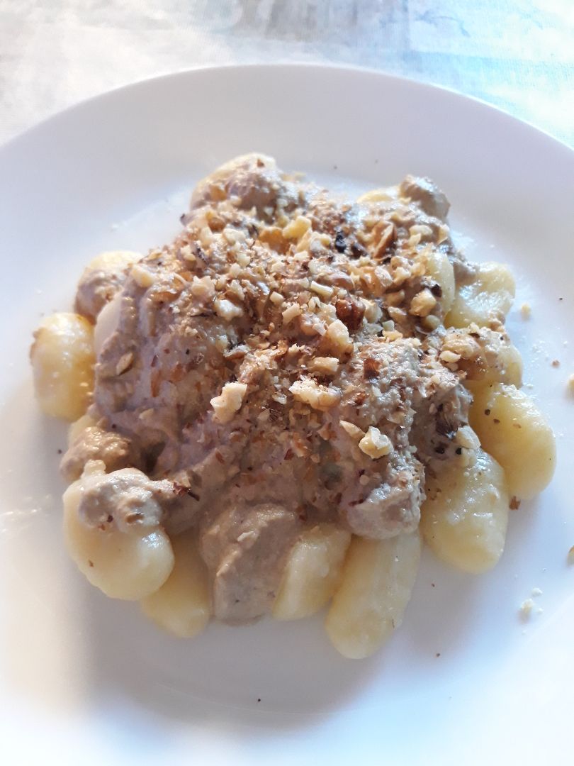 Gnocchi con salsa de champiñones y nueces Gnocchi con salsa de champiñones y nueces