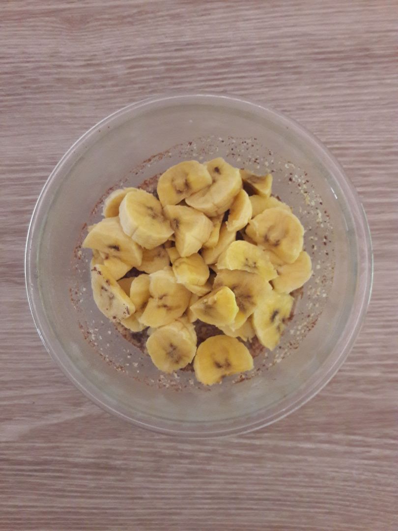 Overnight oats de plátano, pepitas de chocolate y almendras Overnight oats de plátano, pepitas de chocolate y almendras