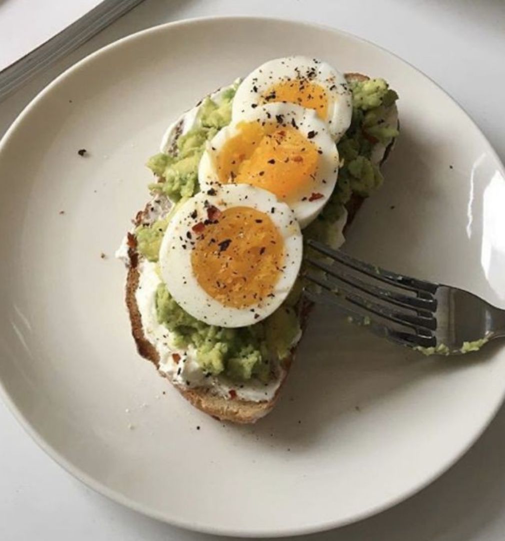 Tostada con Aguacate y huevo cocido Tostada con Aguacate y huevo cocido