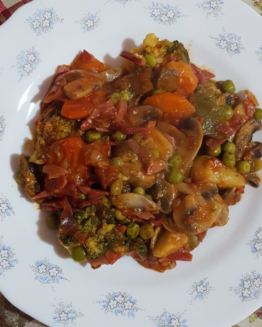 Menestra de verdura con tomate, jamón y huevo