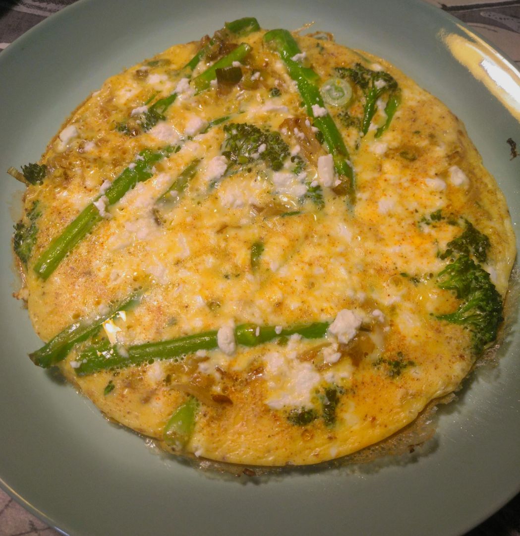Tortilla abierta con bimi, queso y cebolla Tortilla abierta con bimi, queso y cebolla