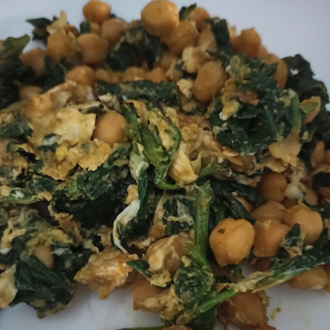 Garbanzos con espinacas y huevo