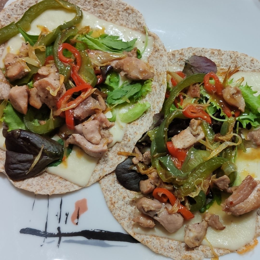 Burritos de pavo con queso y verduras Burritos de pavo con queso y verduras