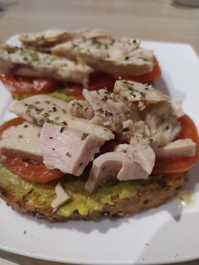 Tostadas de bonito, tomate y guacamole. Tostadas de bonito, tomate y guacamole.