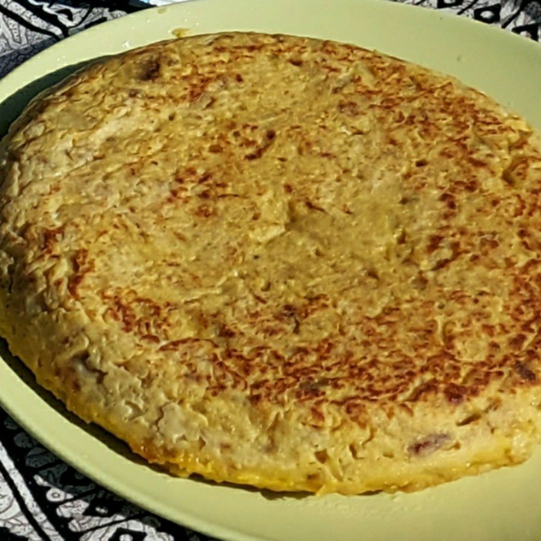 Tortilla de patatas con mucha cebolla. Tortilla de patatas con mucha cebolla.