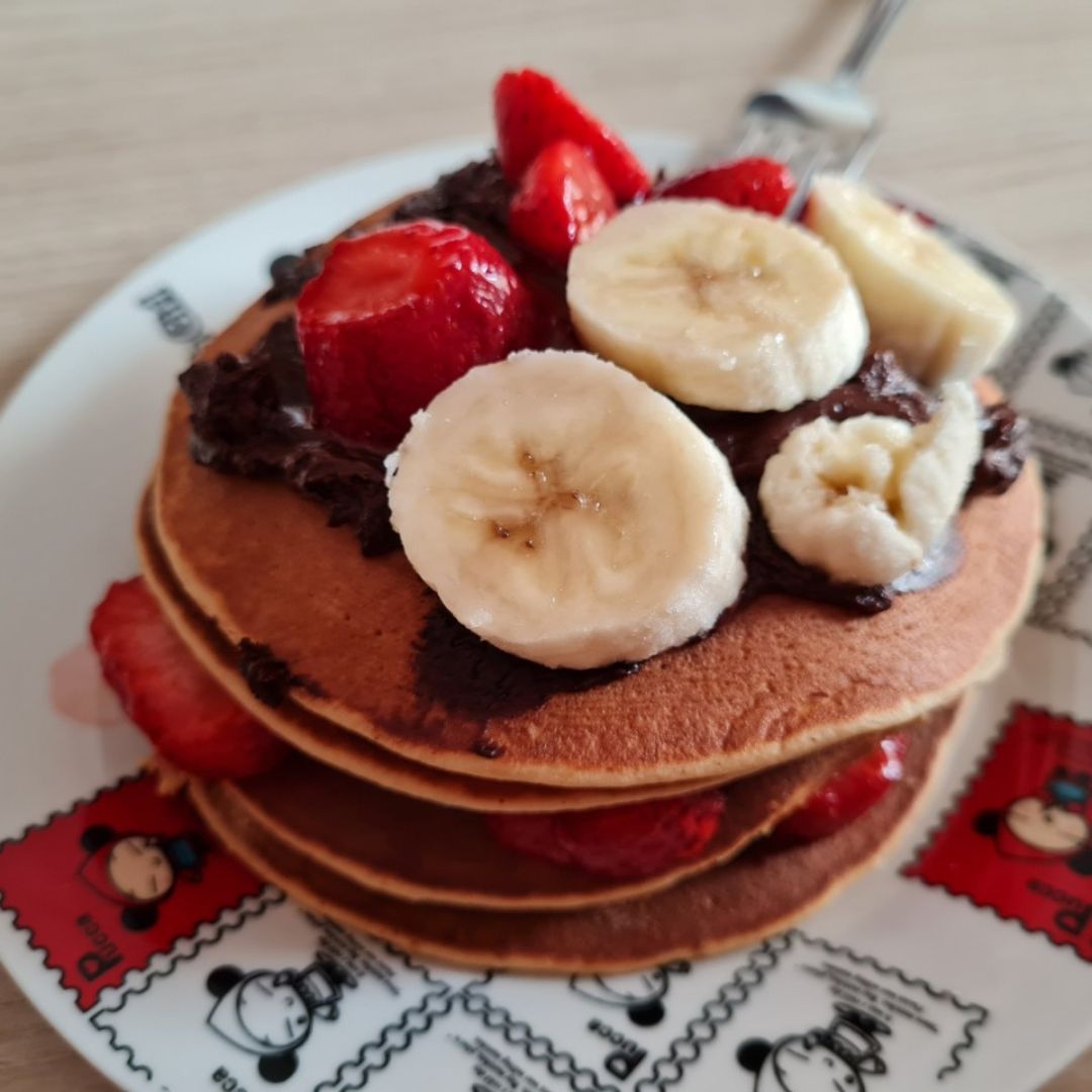 Tortitas de plátano, fresa y yogur